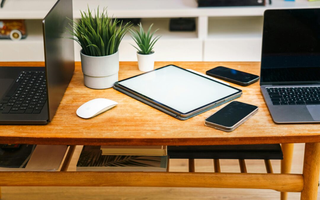 Bureau moderne avec appareils électroniques.