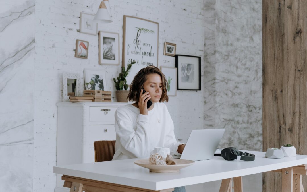 Femme au téléphone dans un bureau.